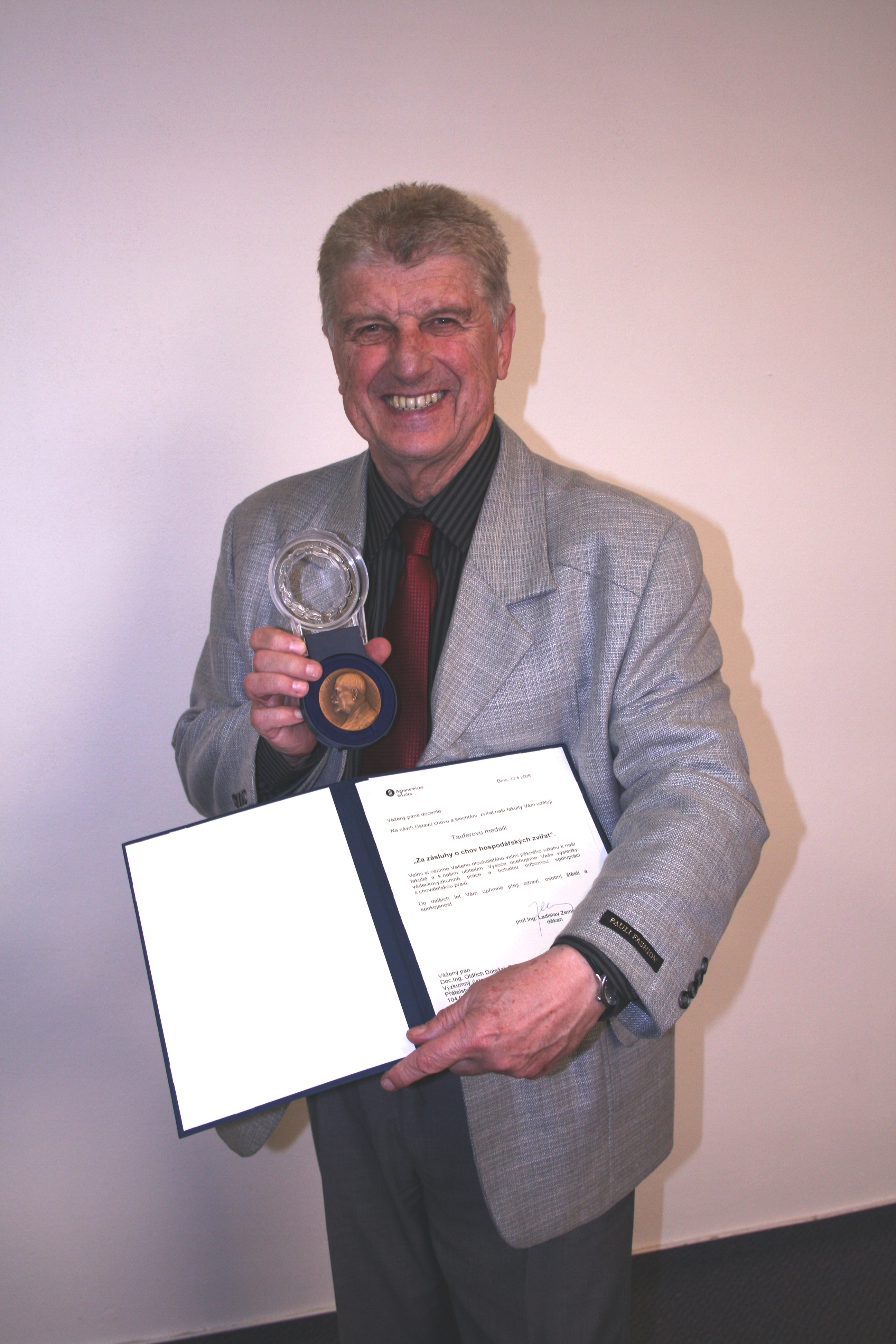 doc. Oldřich Doležal a Tauferova medaile.jpg